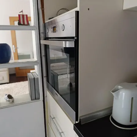 Cozy & Central, 5 Mins To Old Bridge Apartment