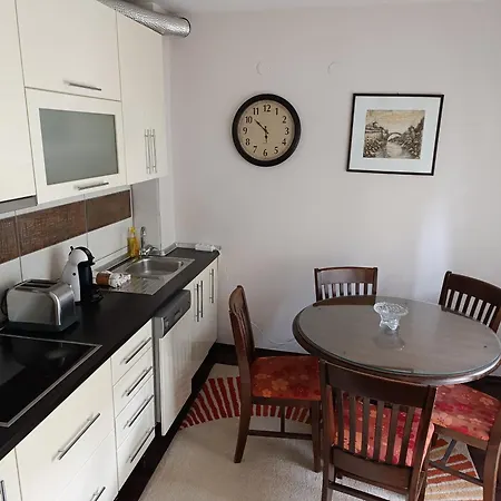 Cozy & Central, 5 Mins To Old Bridge Apartment *