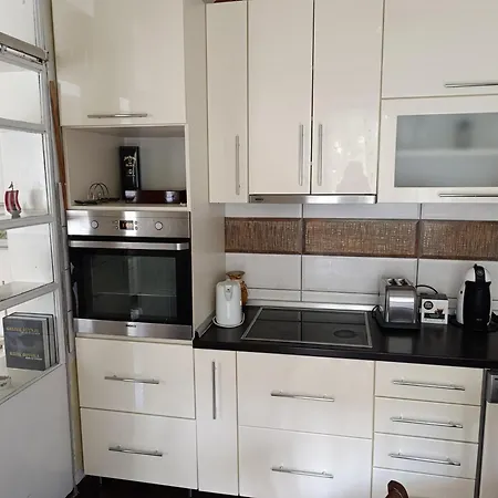 Cozy & Central, 5 Mins To Old Bridge Apartment
