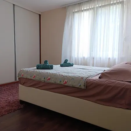 Apartment Cozy & Central, 5 Mins To Old Bridge *