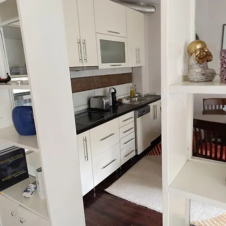 Cozy & Central, 5 Mins To Old Bridge Apartment