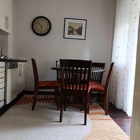 Cozy & Central, 5 Mins To Old Bridge Apartment