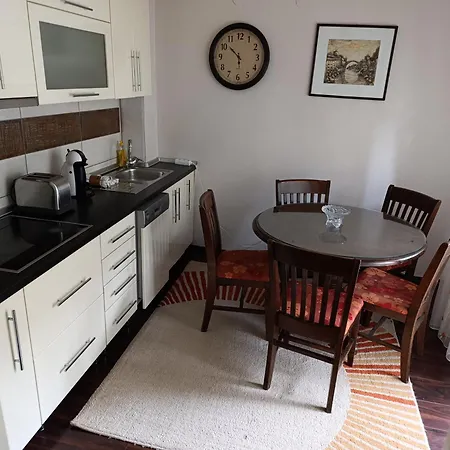 Apartment Cozy & Central, 5 Mins To Old Bridge