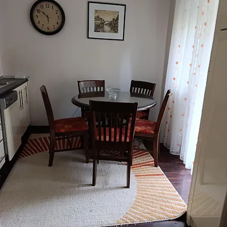 Apartment Cozy & Central, 5 Mins To Old Bridge *